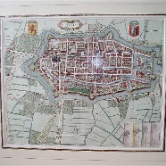 Alkmaar Johannes Janssonius 1588-1664  /  1657 handgekleurde kopergravure ingelijst wortelnoten incl. lijst 79x69 cm. € 900.-